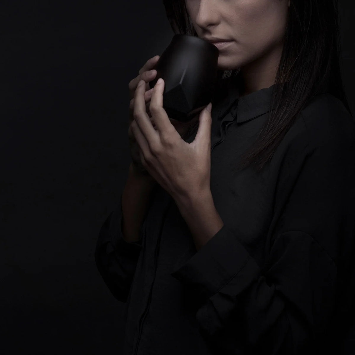 A blind nosing whiskey glass with double-walled construction and matte-black exterior for an elegant tasting exxperience