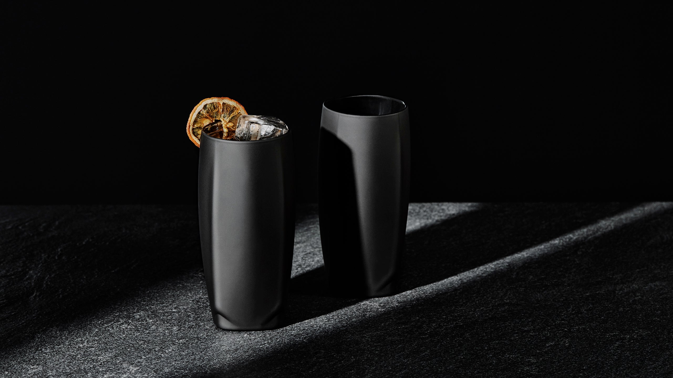 A highball glass set of the Norlan Vawe in the Vaild matte black finish. 