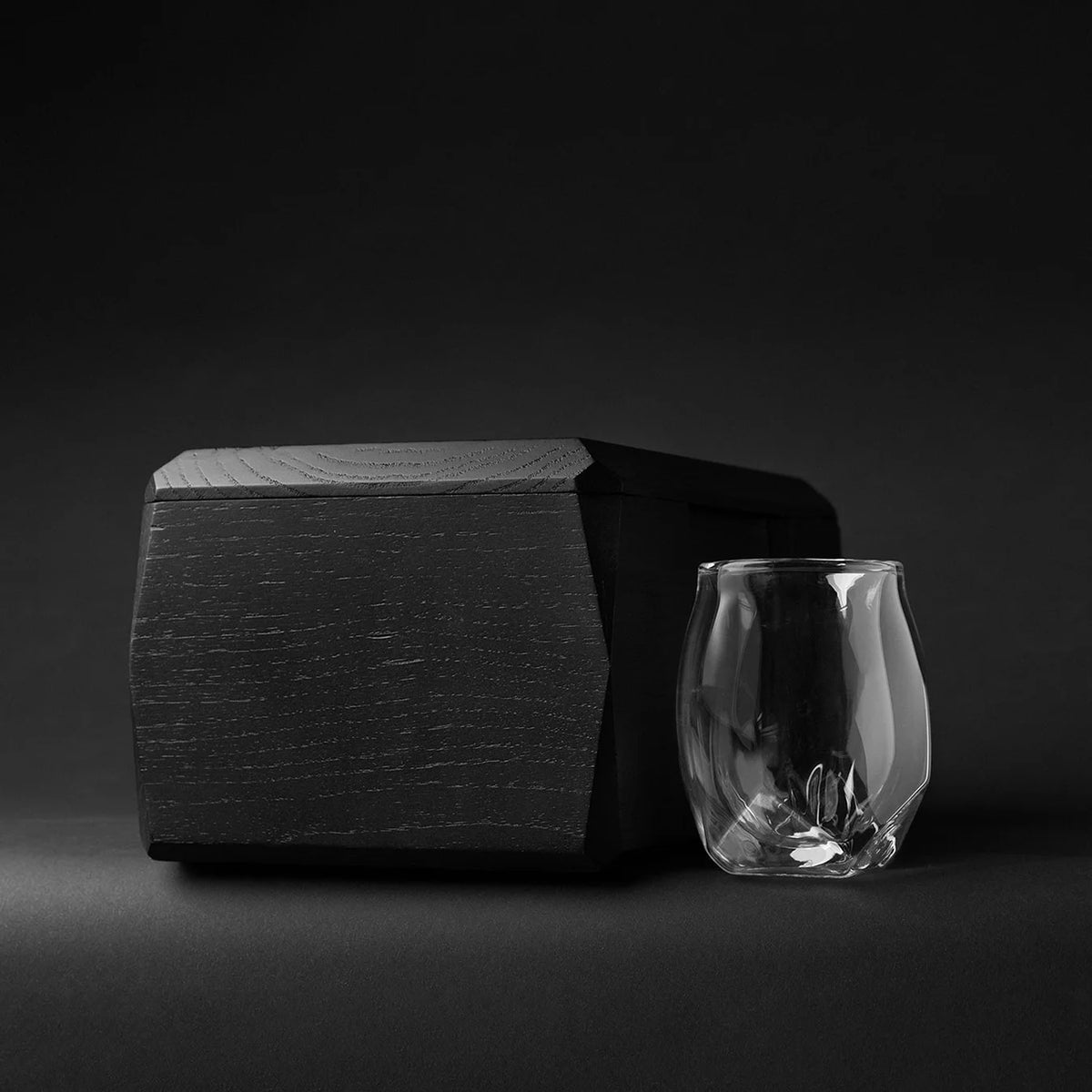 Whiskey glass storage case with faceted edges and a double-walled Norlan Whisky Glass, perfefct gift for the bourbon fan 
