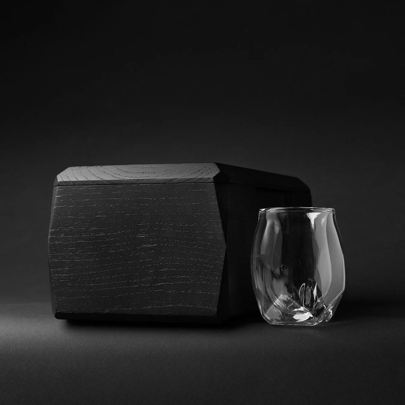 Whiskey glass storage case with faceted edges and a double-walled Norlan Whisky Glass, perfefct gift for the bourbon fan 